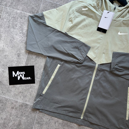 Nike UV windbreaker - Olive aura