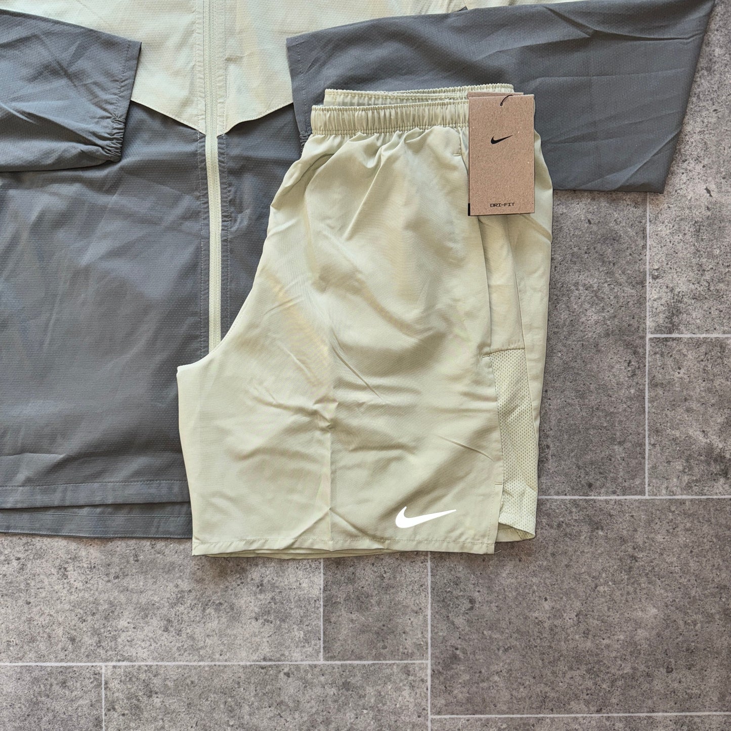 Nike uv windbreaker x challenger set - olive aura